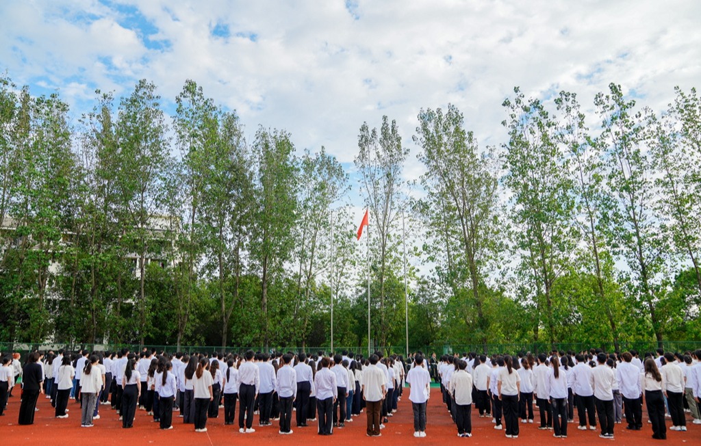 喜迎中华人民共和国成立75周年 我校举行升国旗仪式