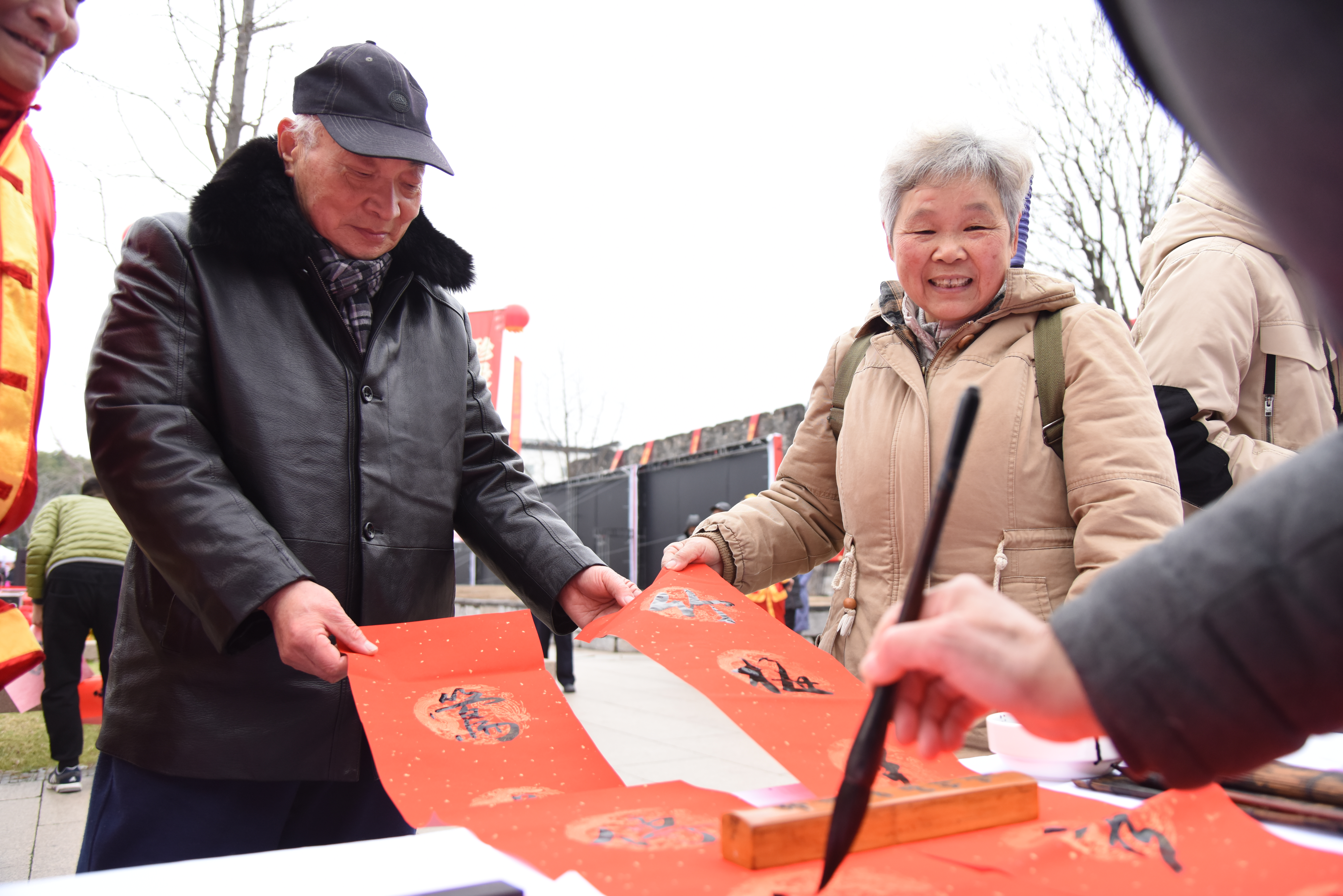 书法家现场挥毫泼墨为市民写春联