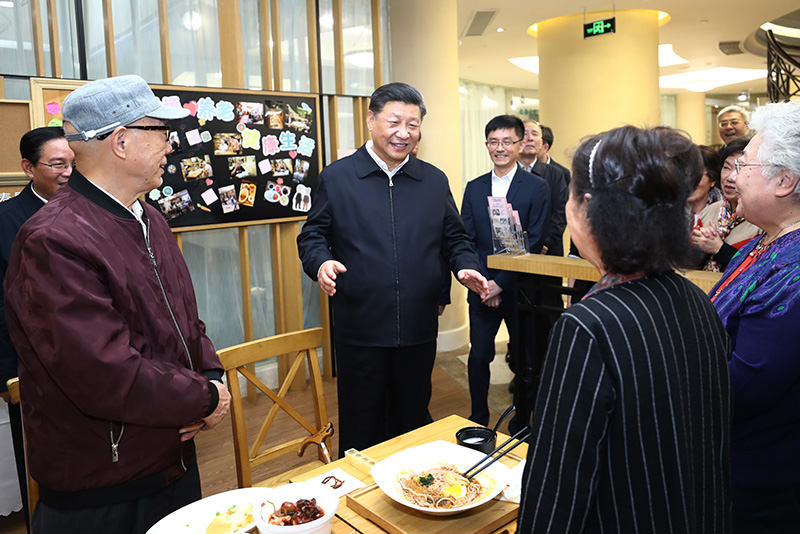 11月2日至3日，中共中央总书记、国家主席、中央军委主席习近平在上海考察。这是2日下午，习近平在长宁区虹桥街道古北市民中心老年助餐点，同正在用餐的居民热情交谈。新华社记者 鞠鹏 摄